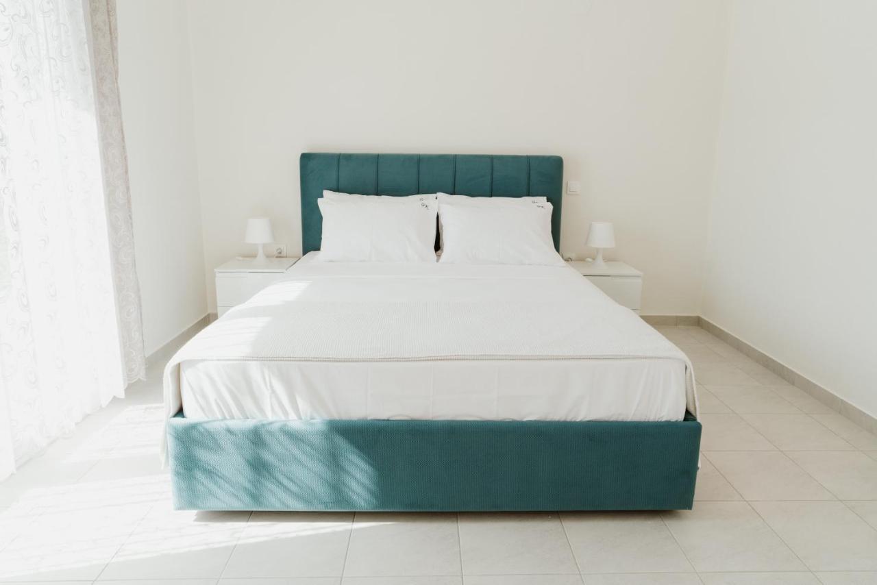 Blue And White Luxury Apartments Nea Kallikrateia Extérieur photo