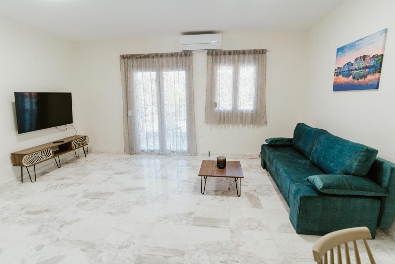 Blue And White Luxury Apartments Nea Kallikrateia Extérieur photo