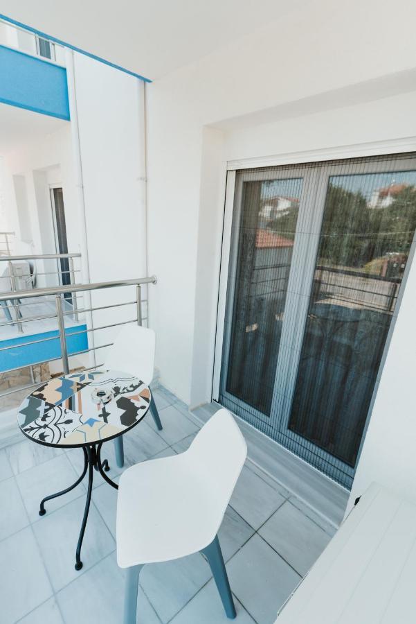 Blue And White Luxury Apartments Nea Kallikrateia Extérieur photo