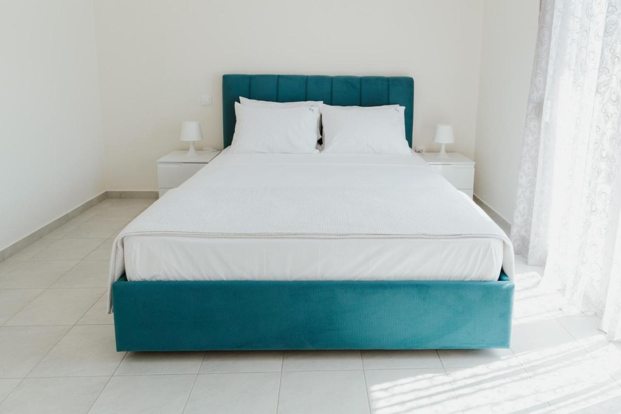 Blue And White Luxury Apartments Nea Kallikrateia Extérieur photo